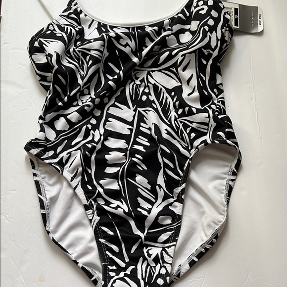 Nike Polyester Lycra spandex blend One Piece swimsuit Size 10 NWT U Back - Picture 12 of 12